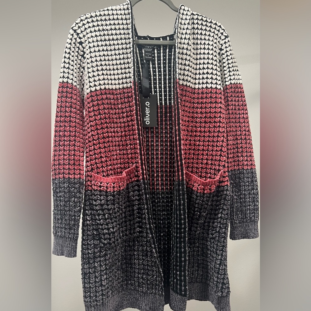Oliver.O Cardigan w/ Hoodie
Size: S
Blocked Colors